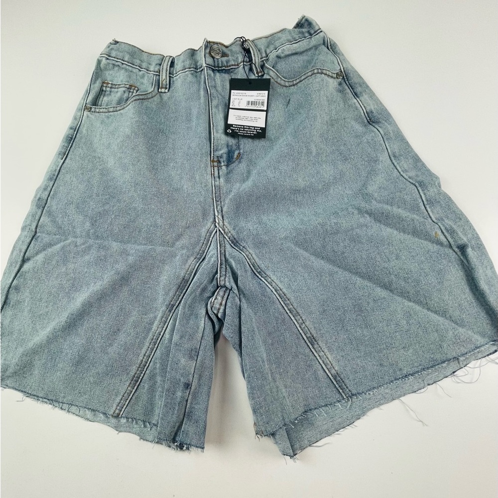 BERMUDA DENIM SHORT LIGHT WASH.
LIGHT BLUE